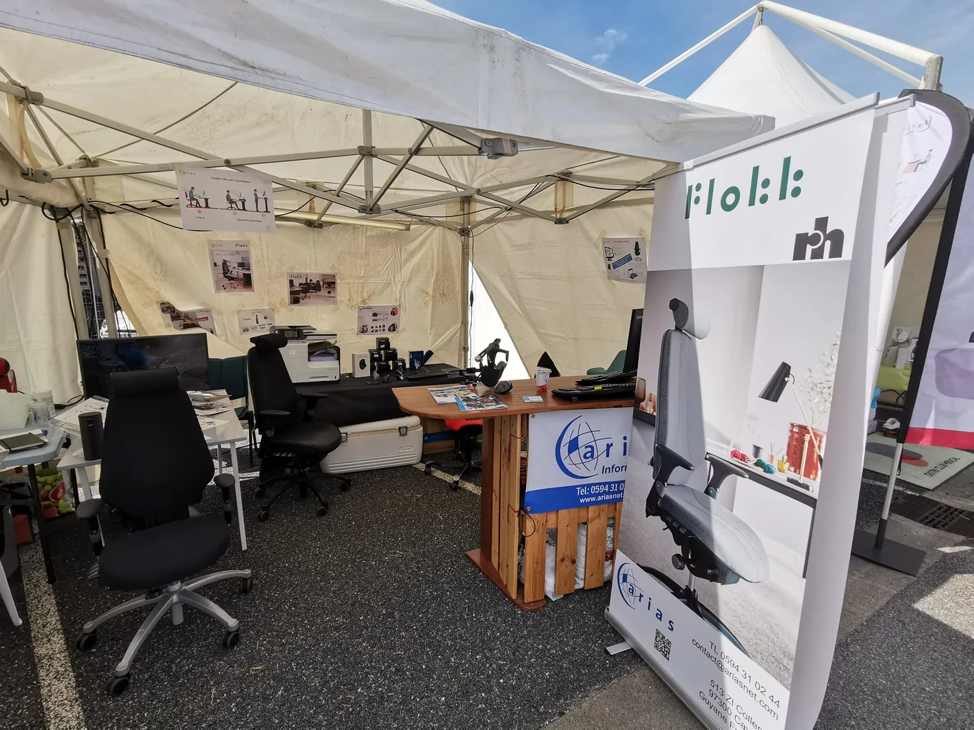 Présentation de sièges ergonomiques Flokk sur le stand