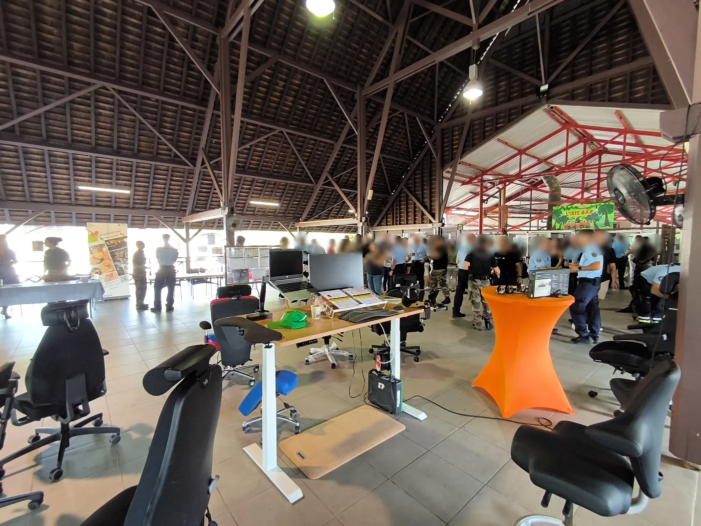 Visiteurs autour du stand Will Ergo pendant la matinée de prévention