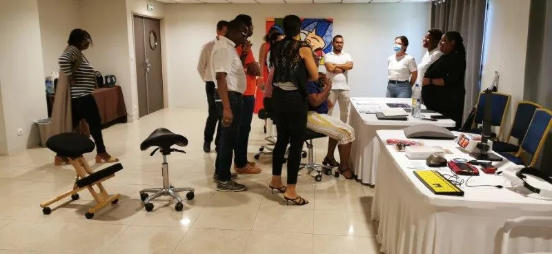 Participants échangeant autour d'un atelier