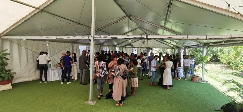Tente du mini salon APAJH-EDF avec les participants
