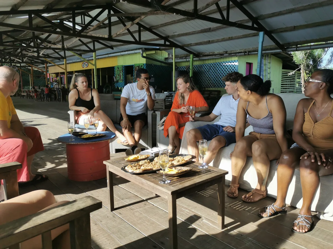Échanges conviviaux entre participants d'Ap'Ergo