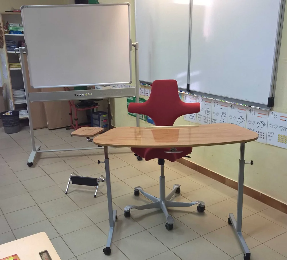 Bureau mobile et fauteuil assis-debout