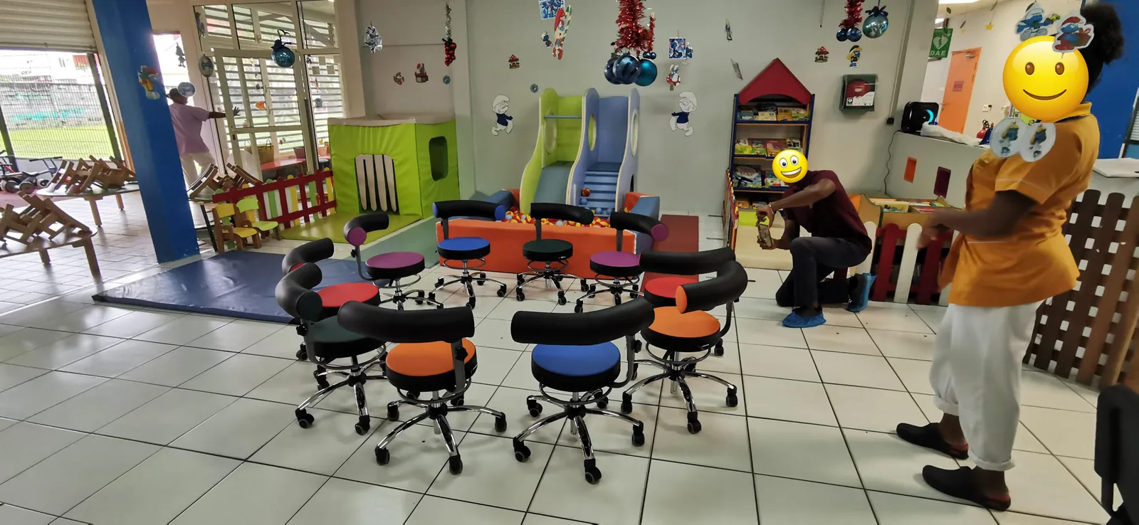 Sièges petite enfance multicolores installés au centre multi-accueil