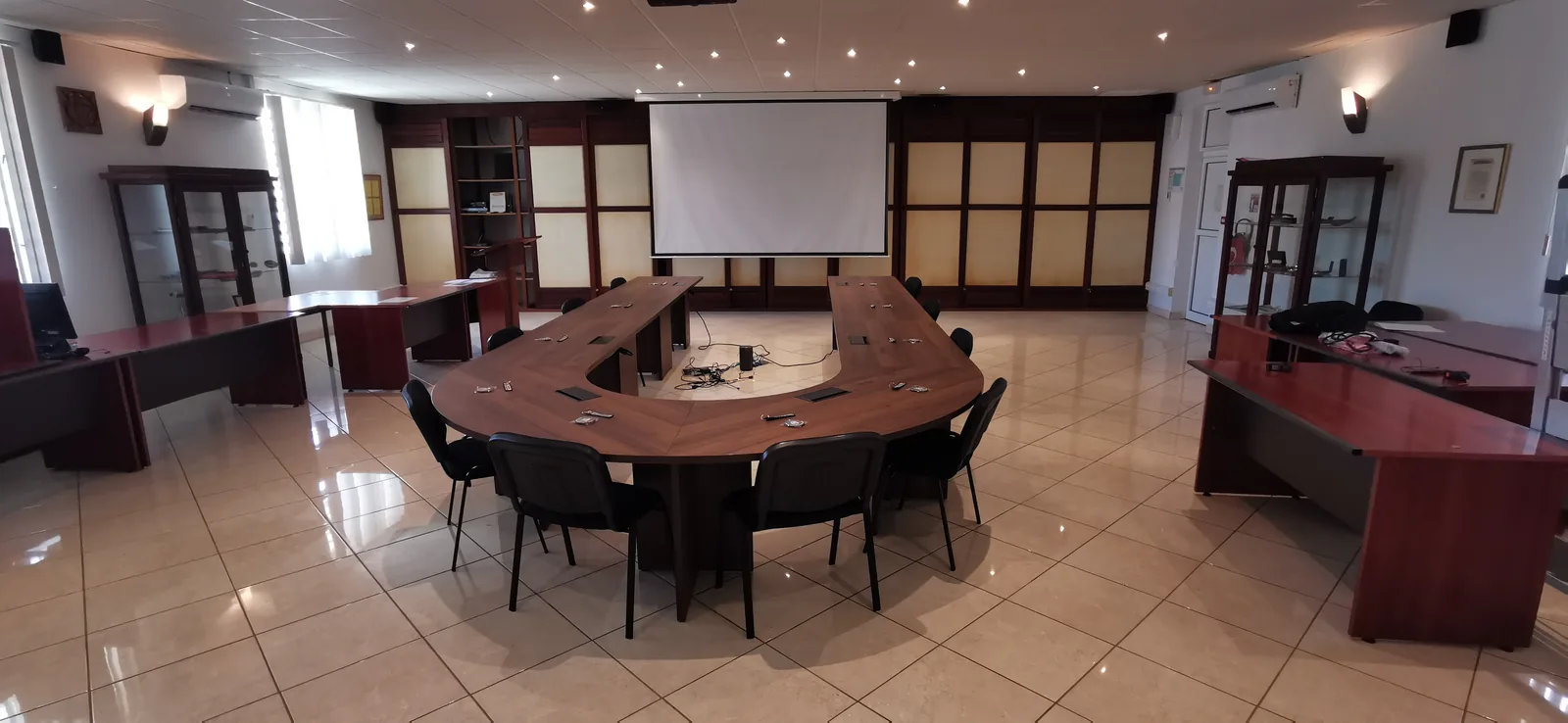 Salle de réunion avec table ovale et prises intégrées