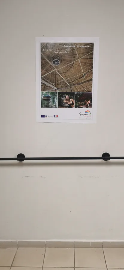 Rampe de soutien installée le long d'un couloir