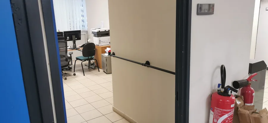 Bureau électrique et barre d'aide au relevage