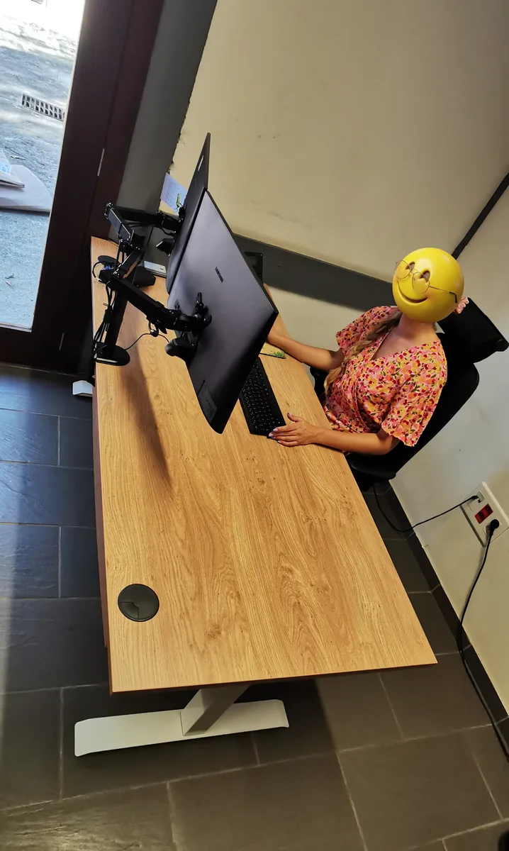 Poste de travail avec support double écran